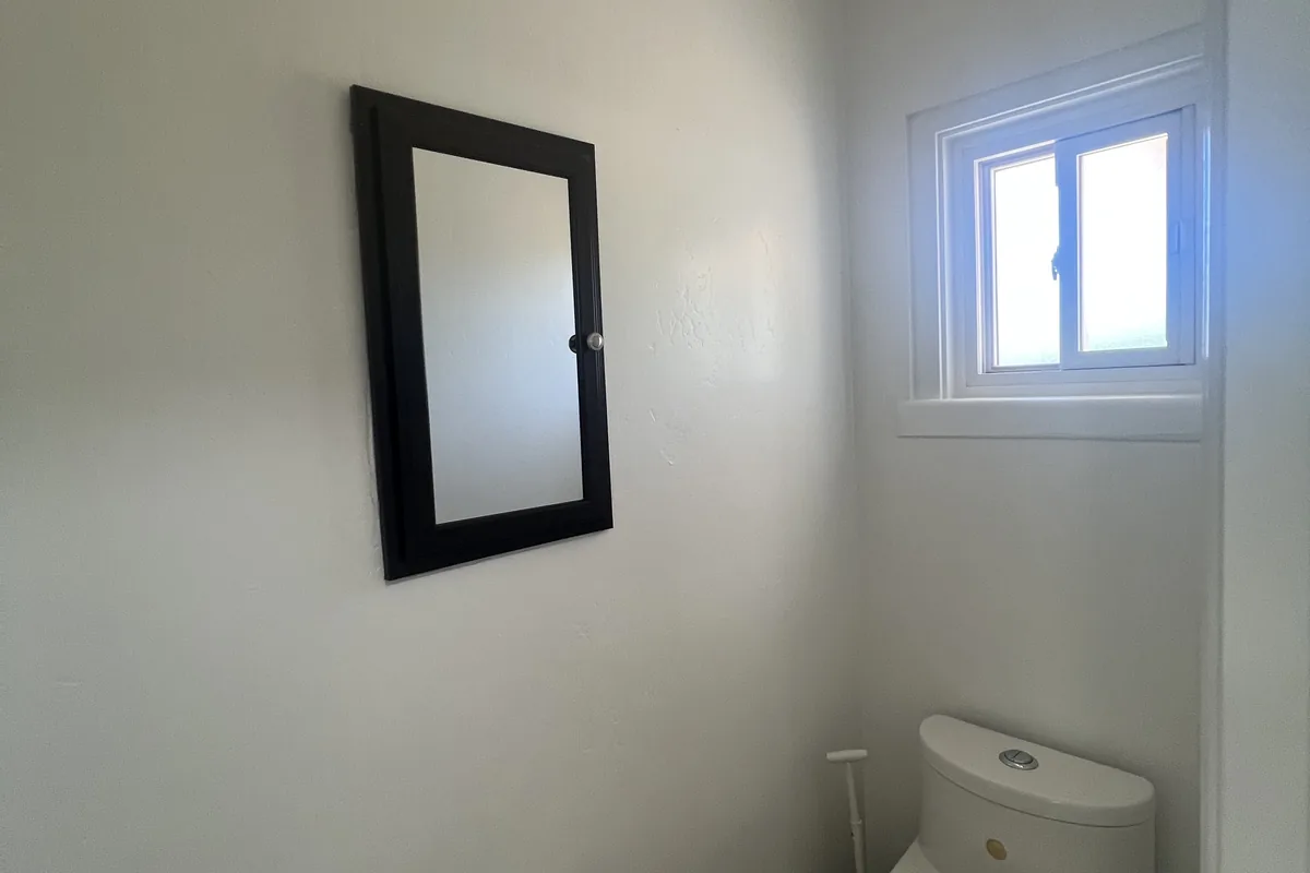 Bathroom wall and ceiling repainted in a warm white, a Tony's Painting interior job in San Diego County